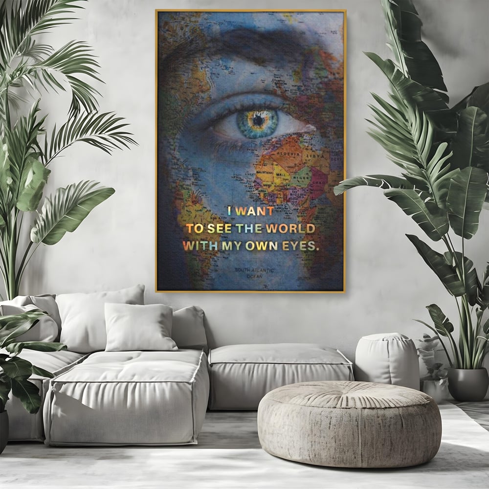 Tablou canvas cu tablou canvas cu ochi uman suprapus pe harta lumii, in rama de aluminiu auriu, pe perete intr-un living