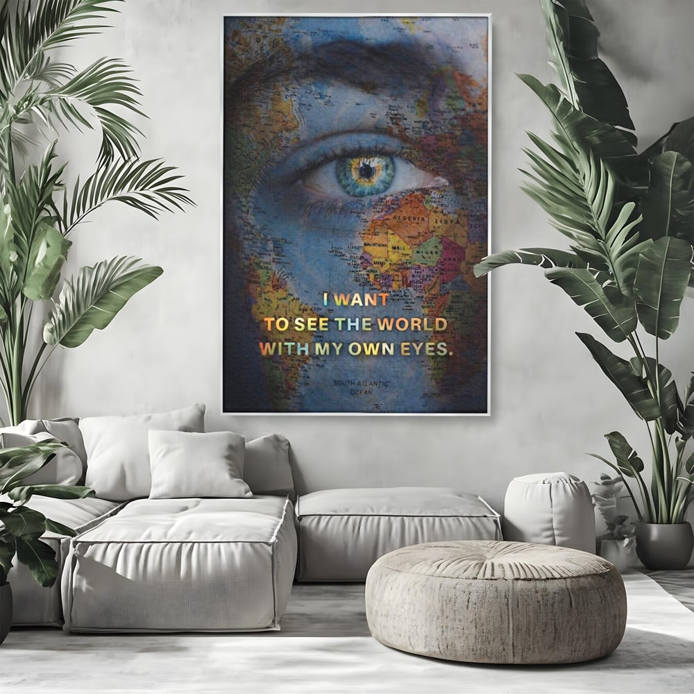 Tablou canvas cu tablou canvas cu ochi uman suprapus pe harta lumii, in rama de aluminiu argintiu, pe perete intr-un living