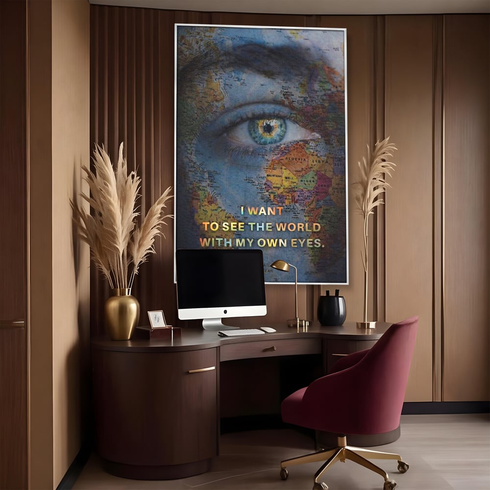 Tablou canvas cu tablou canvas cu ochi uman suprapus pe harta lumii, in rama de aluminiu argintiu, pe perete intr-un birou
