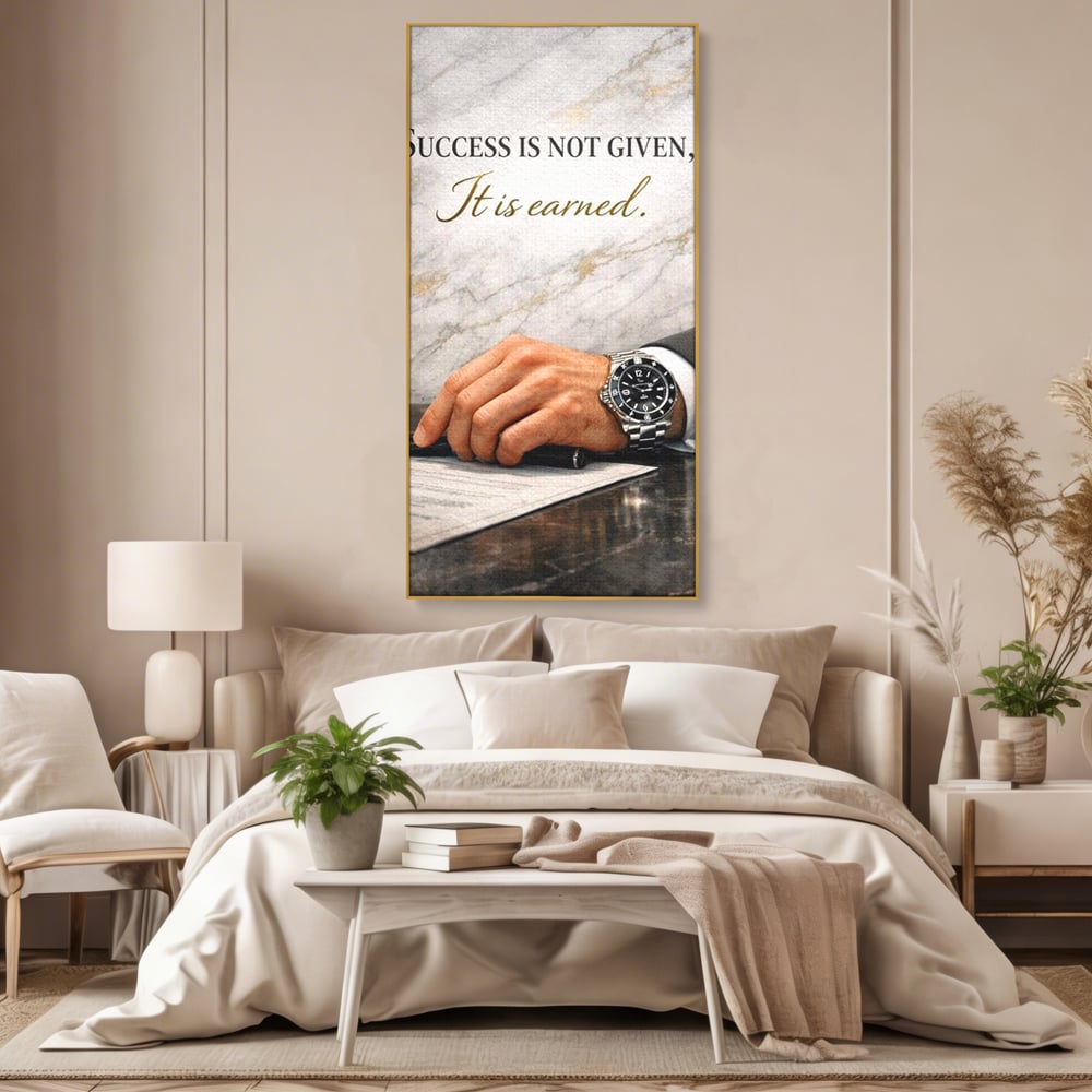 Tablou canvas cu tablou canvas cu citat motivational si mana cu ceas, in rama de aluminiu auriu, pe perete intr-un dormitor