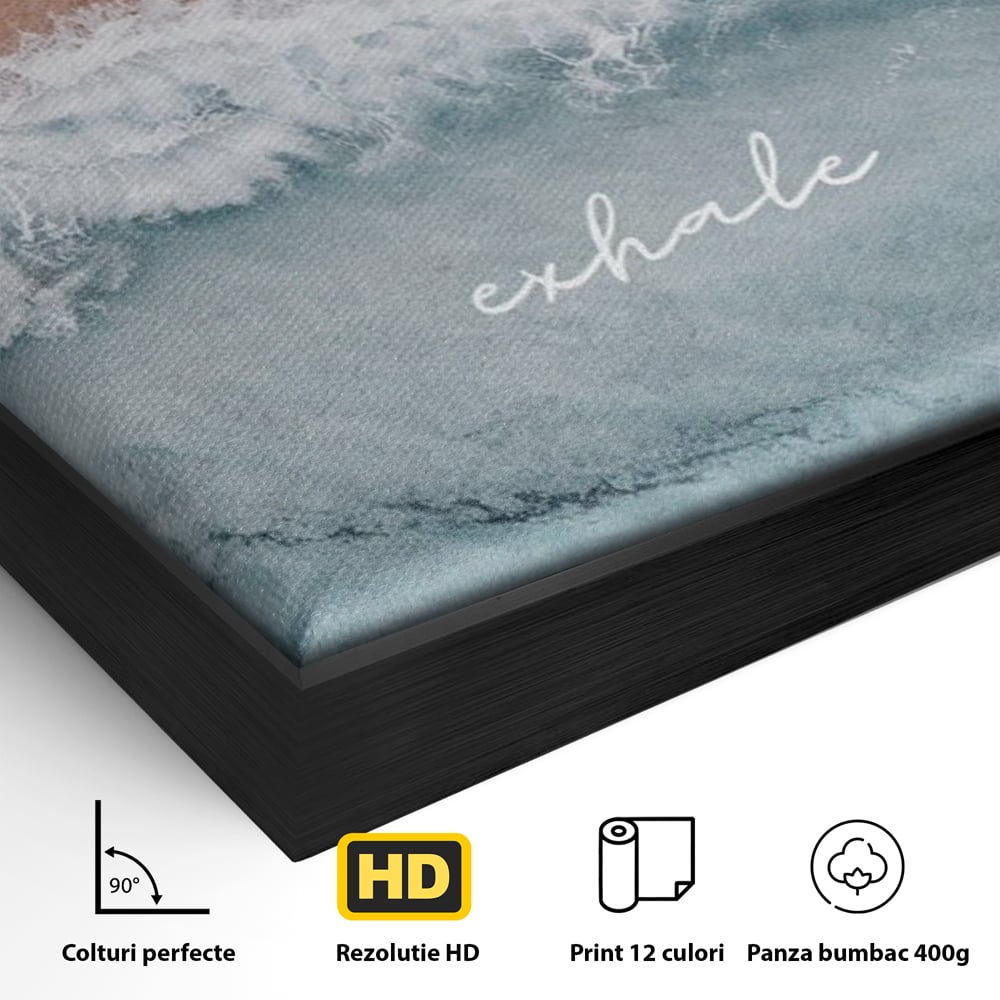 Detaliu al suprafetei: tablou canvas cu plaja si valuri, in rama de aluminiu negru