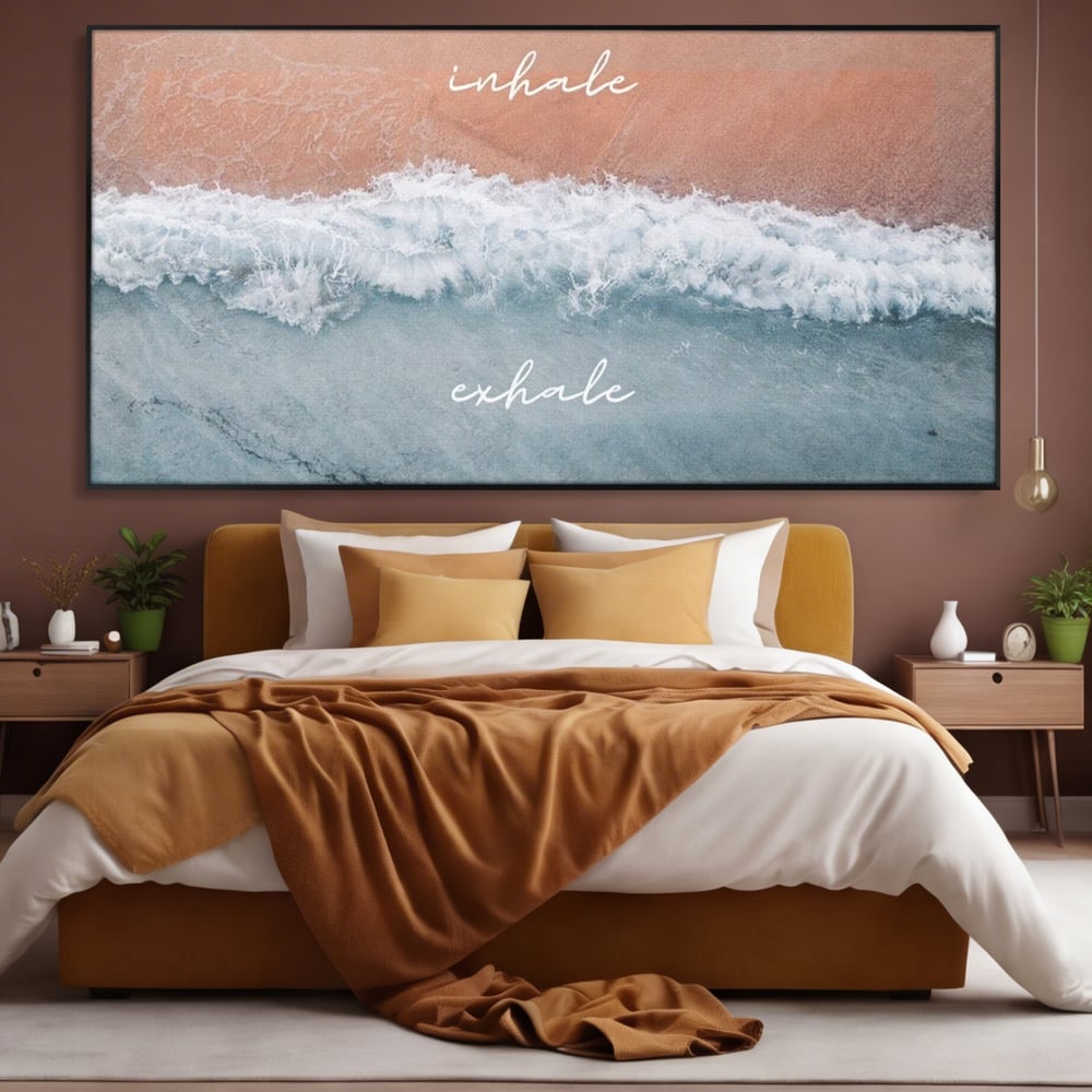 Tablou canvas cu tablou canvas cu plaja si valuri, in rama de aluminiu negru, pe perete intr-un dormitor