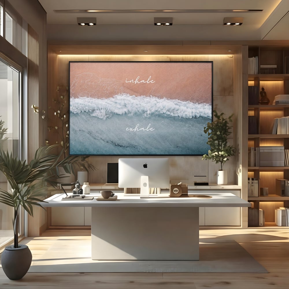 Tablou canvas cu tablou canvas cu plaja si valuri, in rama de aluminiu negru, pe perete intr-un birou