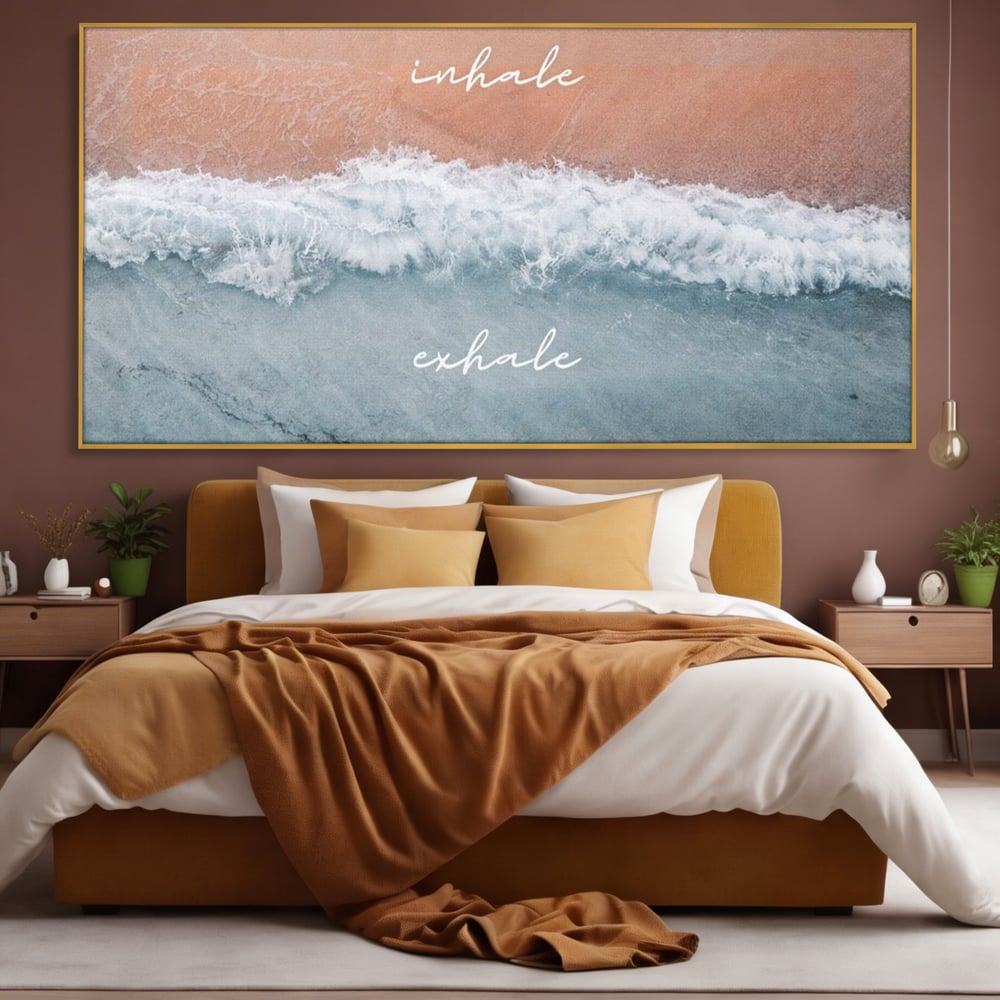 Tablou canvas cu tablou canvas cu plaja si valuri, in rama de aluminiu auriu, pe perete intr-un dormitor