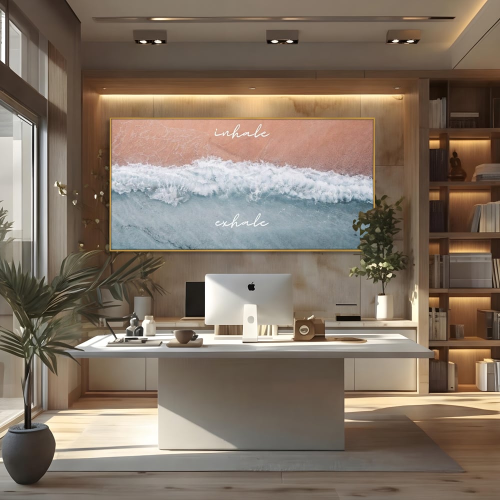 Tablou canvas cu tablou canvas cu plaja si valuri, in rama de aluminiu auriu, pe perete intr-un birou