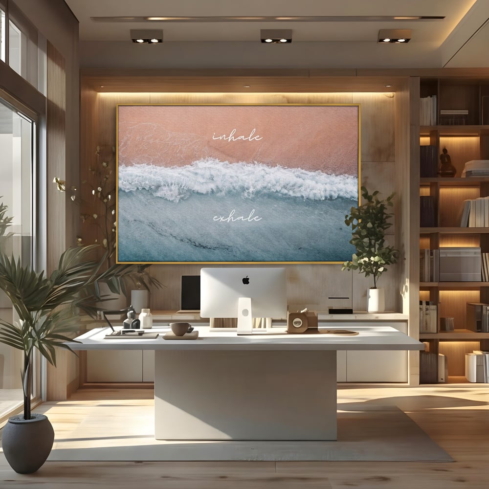 Tablou canvas cu tablou canvas cu plaja si valuri, in rama de aluminiu auriu, pe perete intr-un birou
