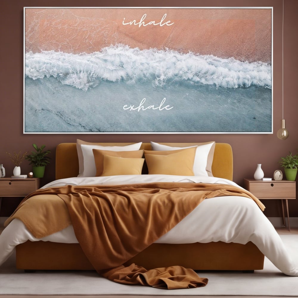 Tablou canvas cu tablou canvas cu plaja si valuri, in rama de aluminiu argintiu, pe perete intr-un dormitor