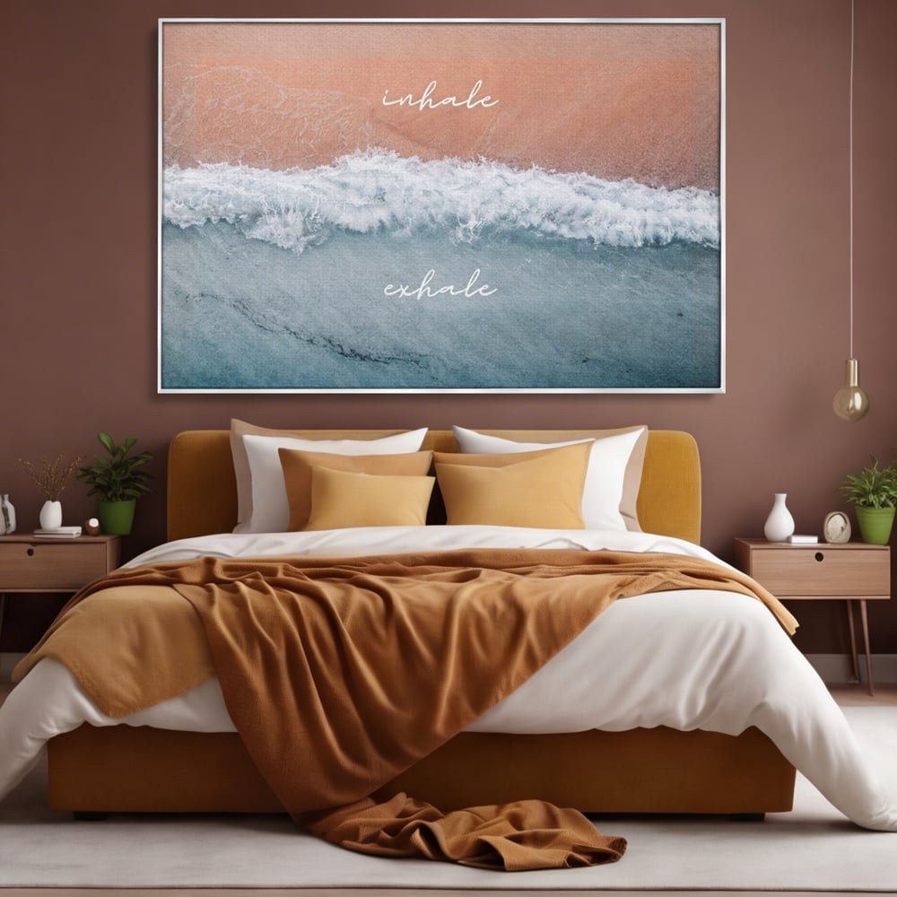 Tablou canvas cu tablou canvas cu plaja si valuri, in rama de aluminiu argintiu, pe perete intr-un dormitor