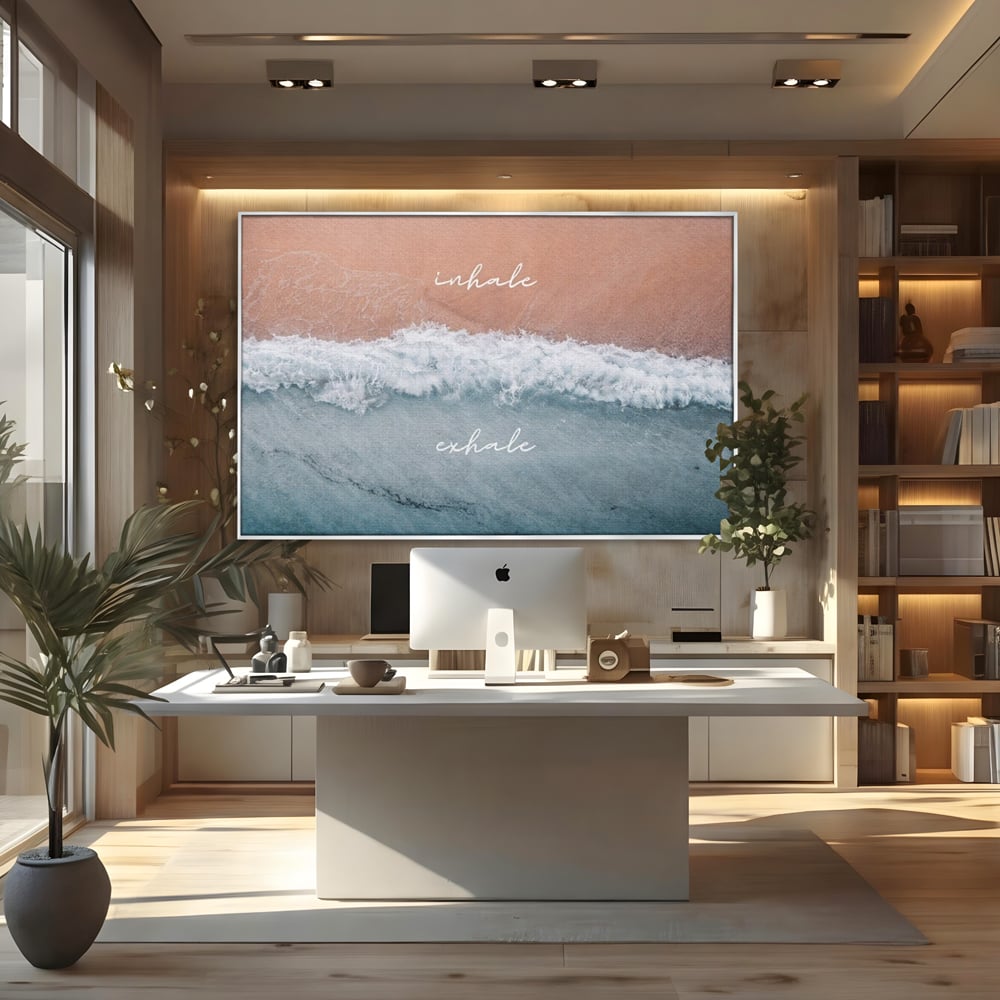 Tablou canvas cu tablou canvas cu plaja si valuri, in rama de aluminiu argintiu, pe perete intr-un birou