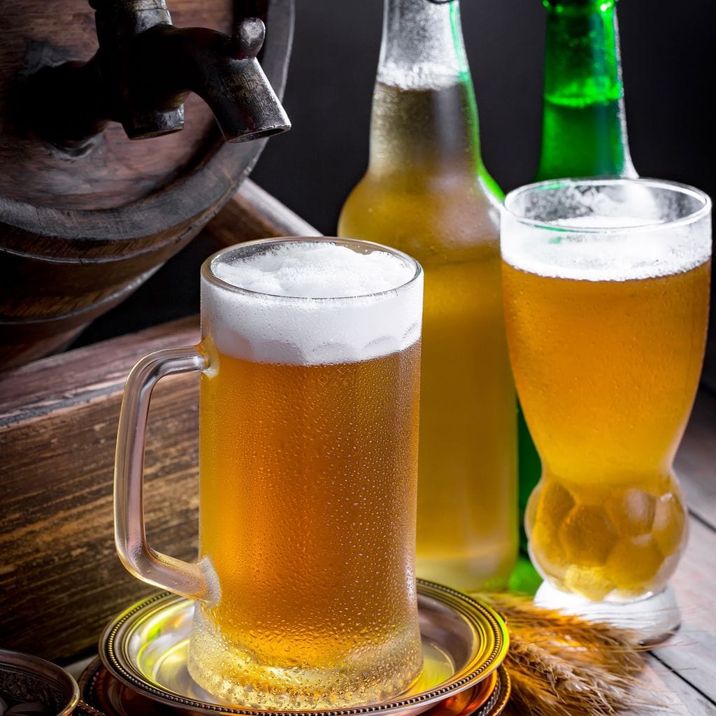 tablou canvas cu o halba, un pahar si sticle de bere rece cu spuma, pe o masa de lemn