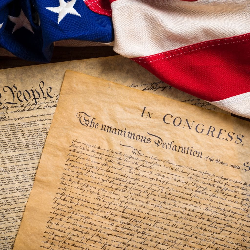 tabel canvas cu steagul american alaturi de Declaratia de Independenta si Constitutia Americii