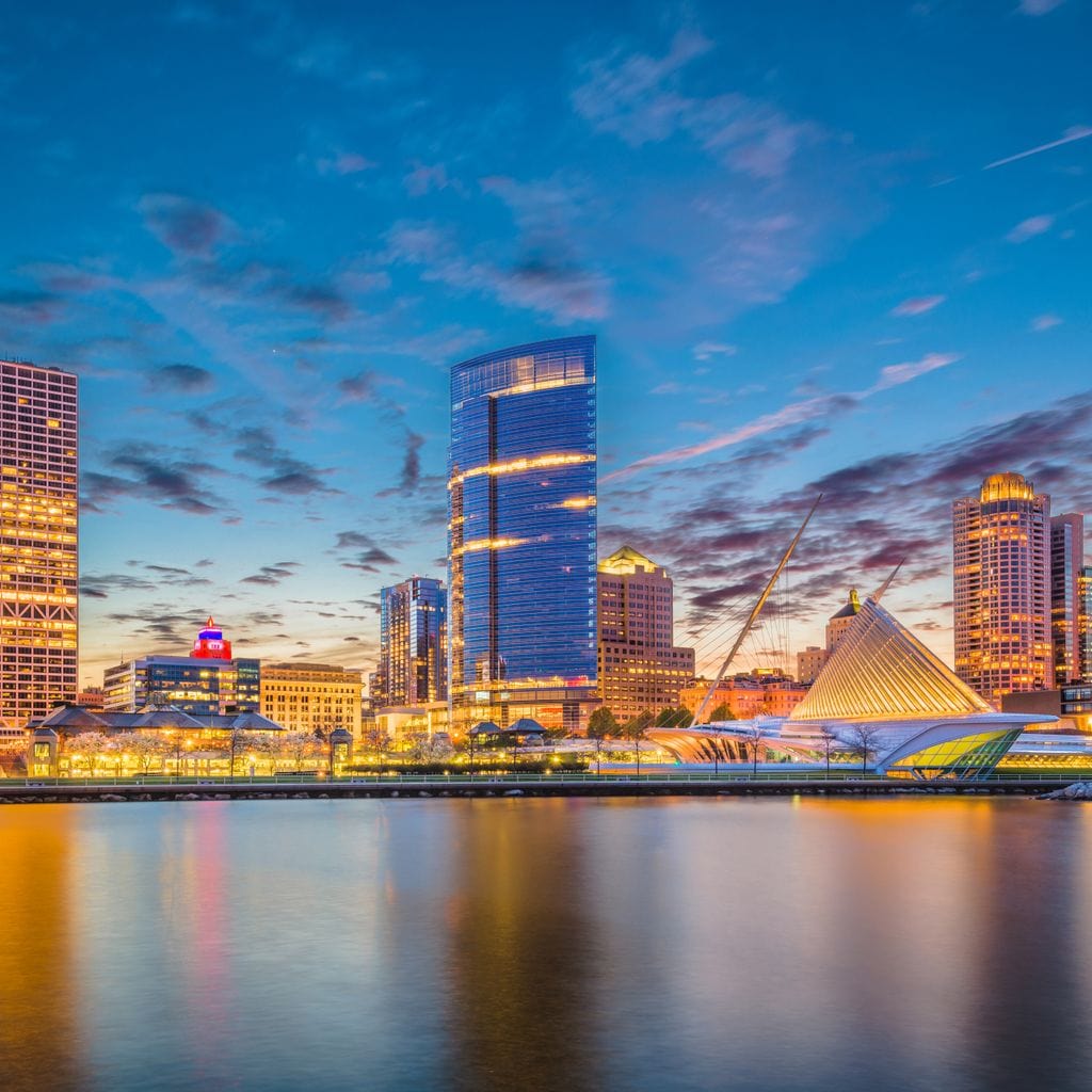 Tablou Canvas Premium, LuxCanva® O1057, Orasul care Straluceste, Lumini, Urban, Milwaukee, Nori, Metropola, Apis, Apa, Panorama, Vibratie, Orizont, Tablou, Plimbare, Birou, Living, Dormitor