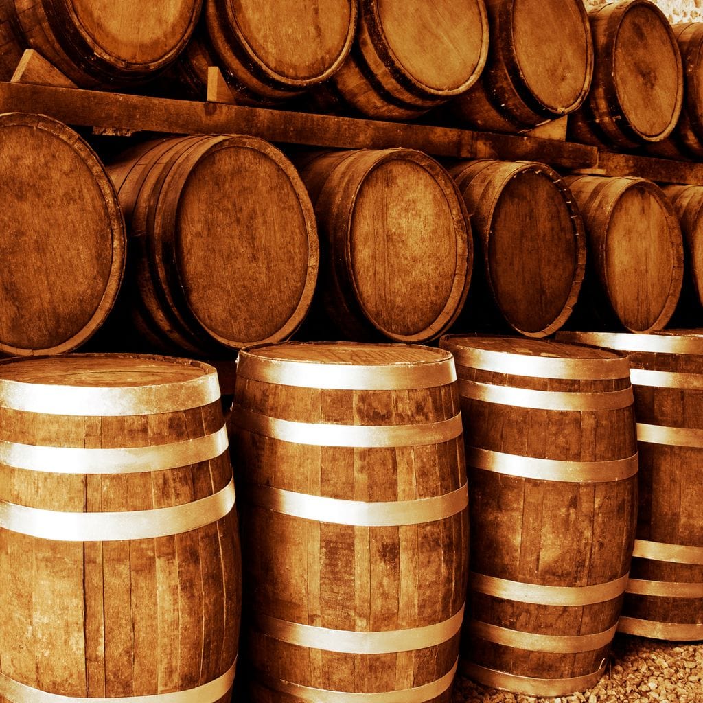 tablou canvas cu butoaie de lemn pentru vin, redate in culori calde intr-un stil rustic