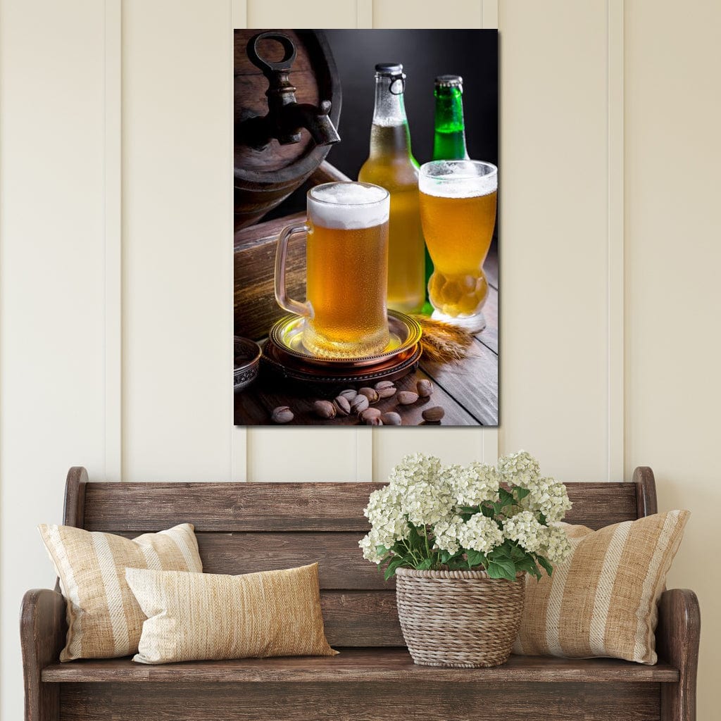 tablou canvas cu o halba, un pahar si sticle de bere rece cu spuma, pe o masa de lemn