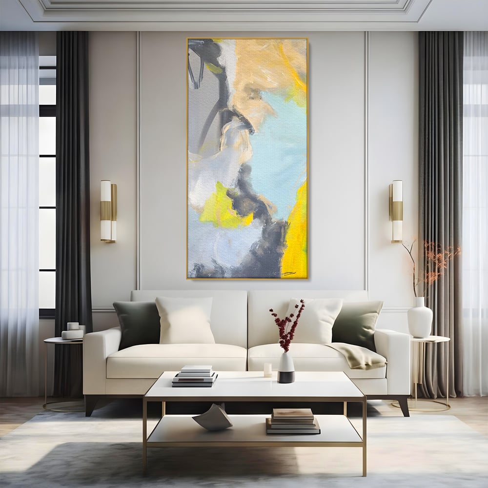 Tablou canvas cu pictura abstracta cu pete de culoare, in rama de aluminiu auriu, pe perete intr-un living