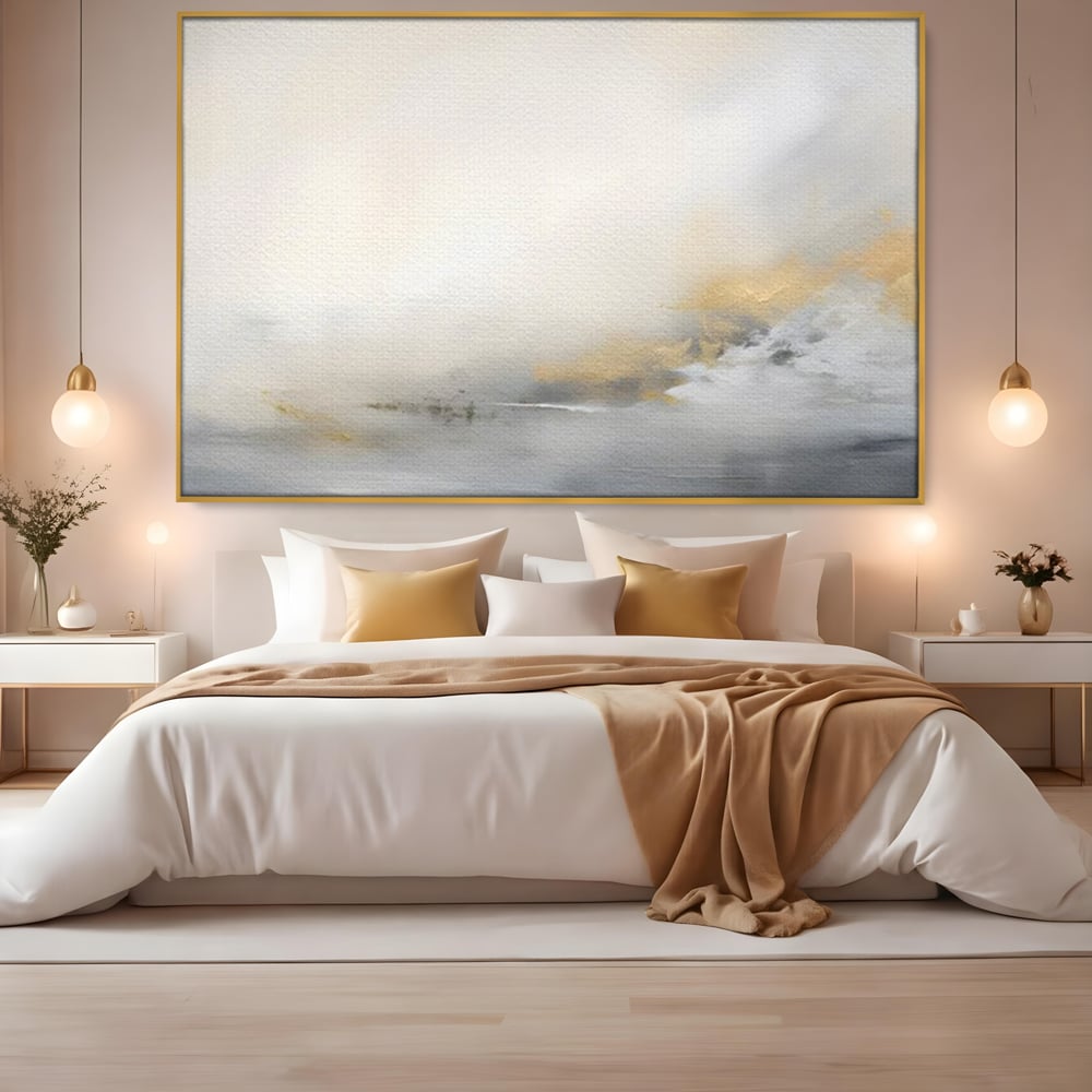 Tablou canvas cu tablou abstract cu ceata si nuante aurii, in rama de aluminiu auriu, pe perete intr-un dormitor