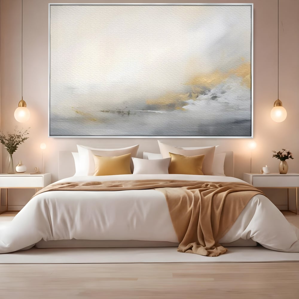 Tablou canvas cu tablou abstract cu ceata si nuante aurii, in rama de aluminiu argintiu, pe perete intr-un dormitor