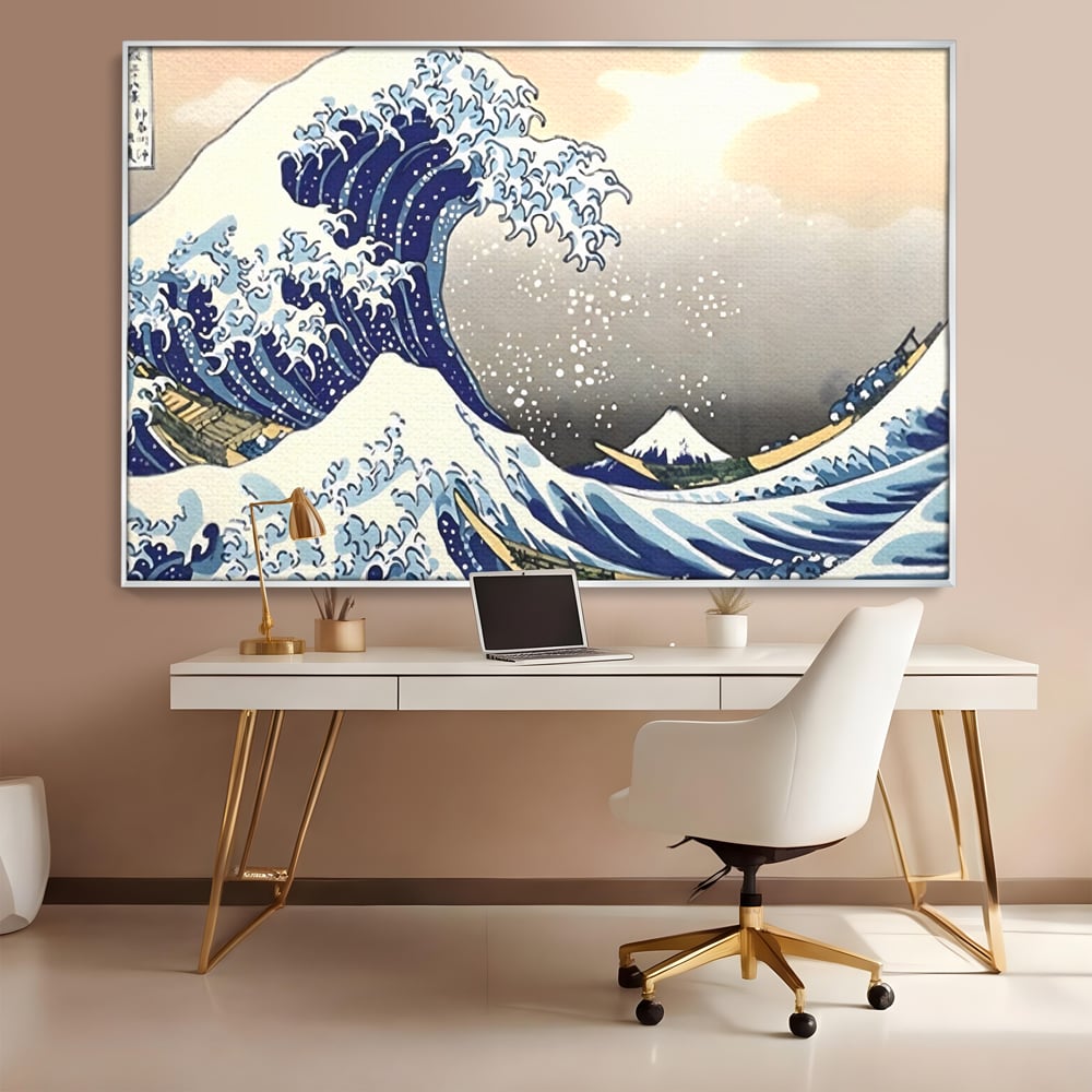 Tablou canvas cu tablou canvas cu valul urias, in rama de aluminiu argintiu, pe perete intr-un birou
