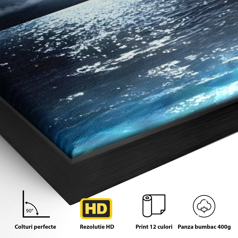 Detaliu al suprafetei: tablou canvas cu luna plina deasupra marii, in rama de aluminiu negru