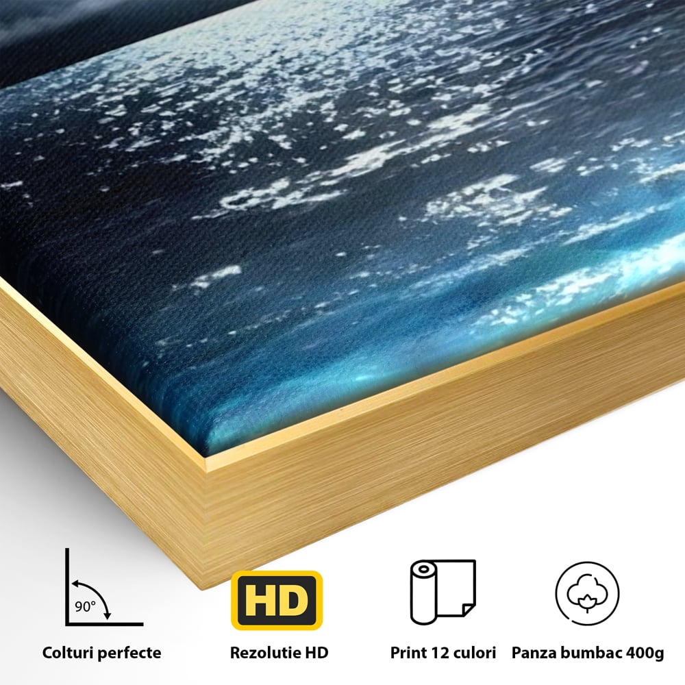 Detaliu al suprafetei: tablou canvas cu luna plina deasupra marii, in rama de aluminiu auriu