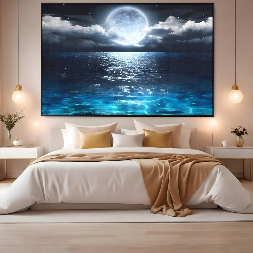 Tablou canvas cu tablou canvas cu luna plina deasupra marii, in rama de aluminiu negru, pe perete intr-un dormitor