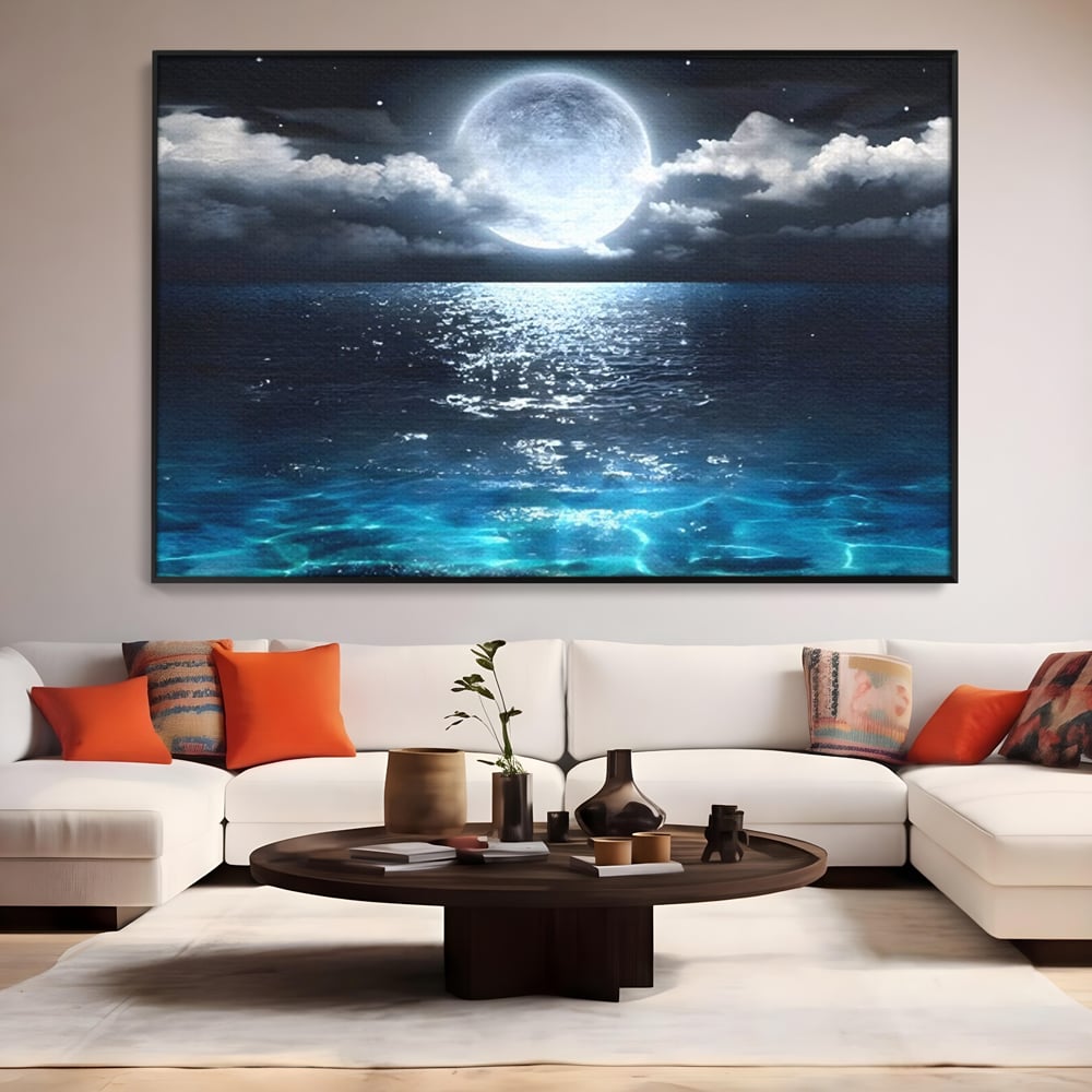 Tablou canvas cu tablou canvas cu luna plina deasupra marii, in rama de aluminiu negru, pe perete intr-un living
