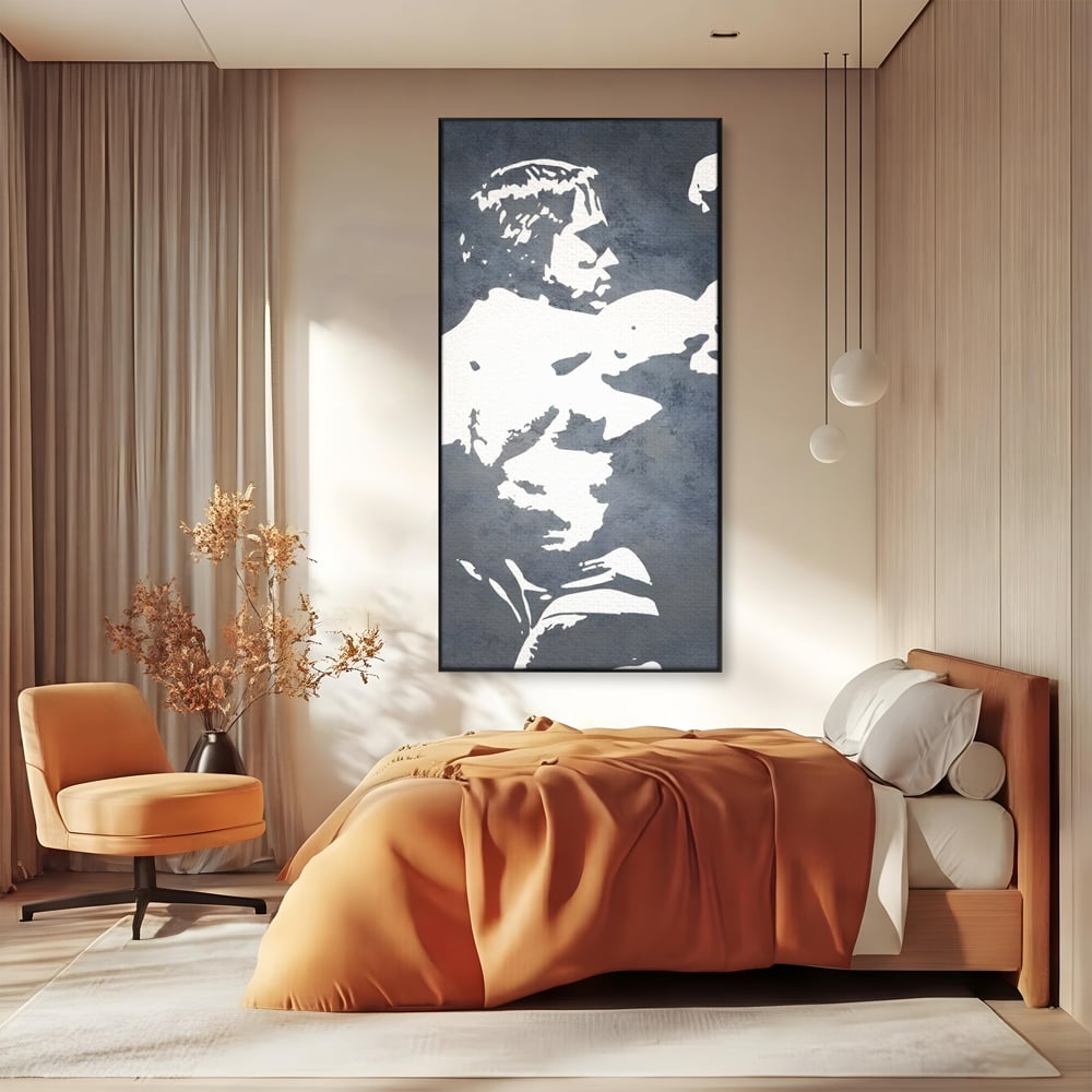 Tablou canvas cu tablou canvas cu portret stilizat, in rama de aluminiu negru, pe perete intr-un dormitor