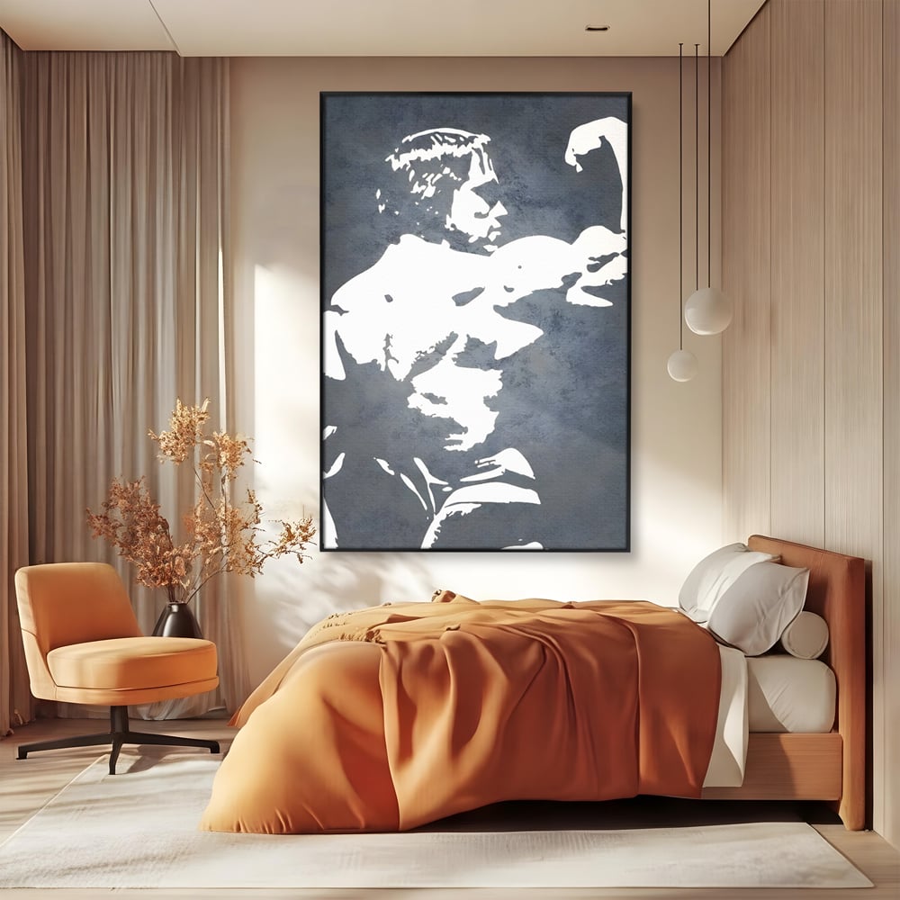 Tablou canvas cu tablou canvas cu portret stilizat, in rama de aluminiu negru, pe perete intr-un dormitor