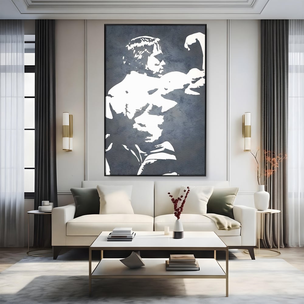 Tablou canvas cu tablou canvas cu portret stilizat, in rama de aluminiu negru, pe perete intr-un living