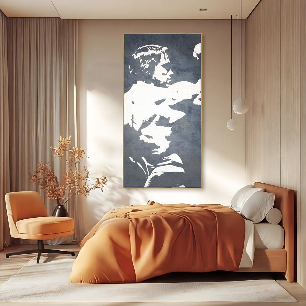 Tablou canvas cu tablou canvas cu portret stilizat, in rama de aluminiu auriu, pe perete intr-un dormitor