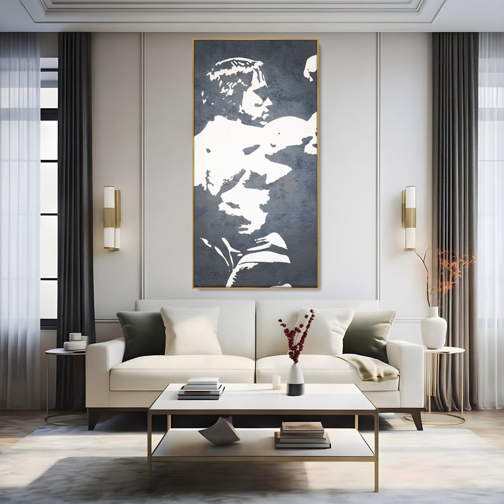 Tablou canvas cu tablou canvas cu portret stilizat, in rama de aluminiu auriu, pe perete intr-un living