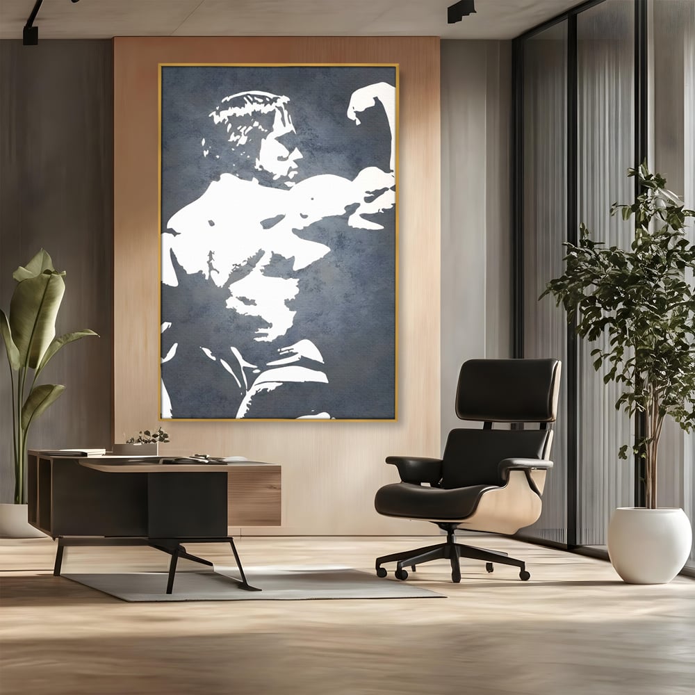Tablou canvas cu tablou canvas cu portret stilizat, in rama de aluminiu auriu, pe perete intr-un birou