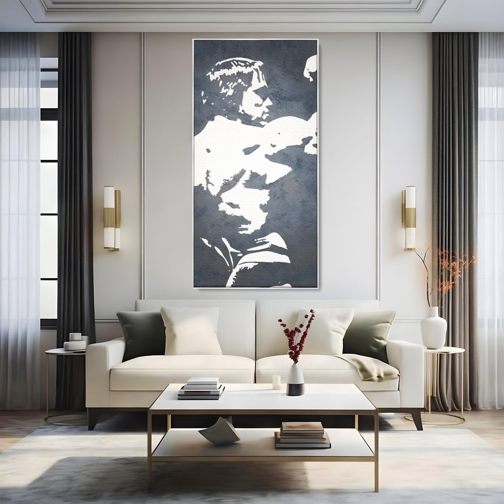Tablou canvas cu tablou canvas cu portret stilizat, in rama de aluminiu argintiu, pe perete intr-un living