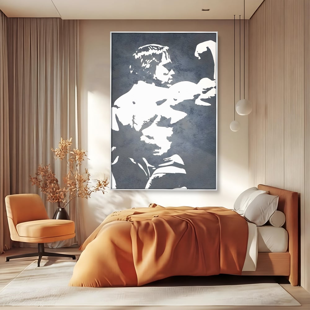 Tablou canvas cu tablou canvas cu portret stilizat, in rama de aluminiu argintiu, pe perete intr-un dormitor