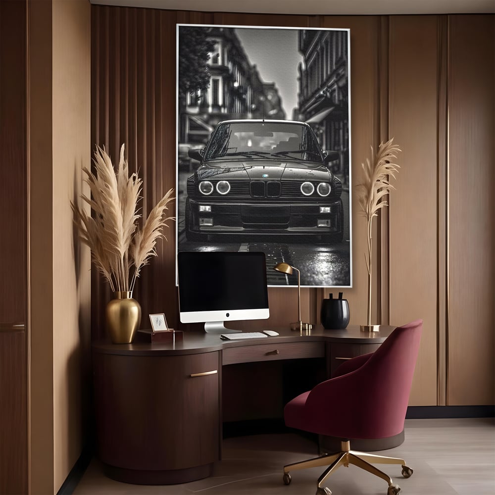 Tablou canvas cu tablou canvas cu masina bmw clasica, in rama de aluminiu argintiu, pe perete intr-un birou