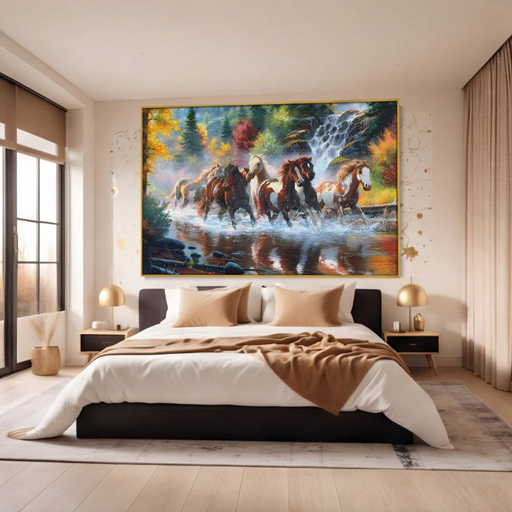 Tablou canvas cu tablou canvas cu cai galopand prin apa, in rama de aluminiu auriu, pe perete intr-un dormitor