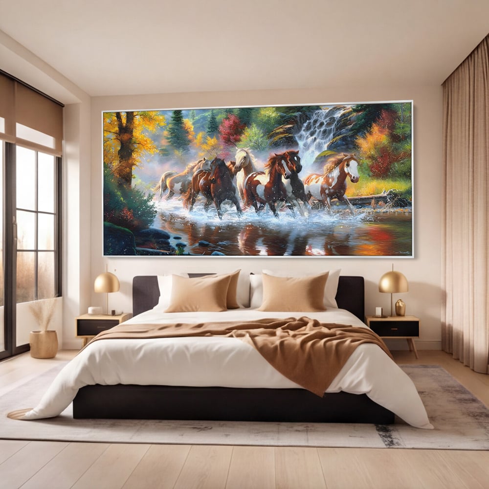Tablou canvas cu tablou canvas cu cai galopand prin apa, in rama de aluminiu argintiu, pe perete intr-un dormitor