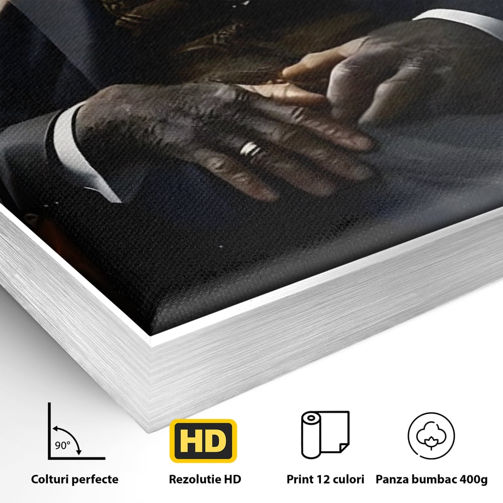 Detaliu al suprafetei: tablou canvas cu cimpanzeu mafiot, in rama de aluminiu argintiu