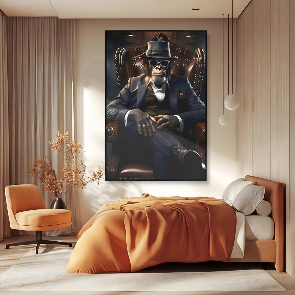 Tablou canvas cu tablou canvas cu cimpanzeu mafiot, in rama de aluminiu negru, pe perete intr-un dormitor