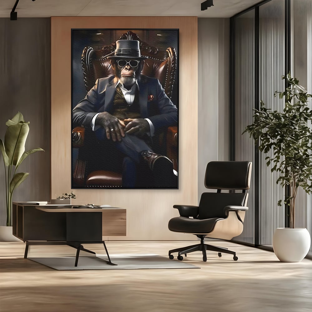 Tablou canvas cu tablou canvas cu cimpanzeu mafiot, in rama de aluminiu negru, pe perete intr-un birou