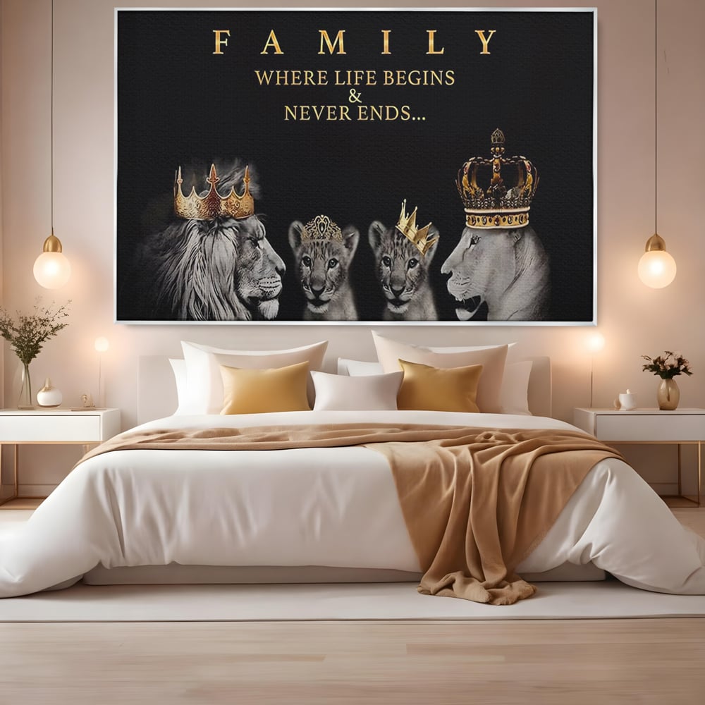 Tablou canvas cu tablou canvas cu familie de lei, in rama de aluminiu argintiu, pe perete intr-un dormitor