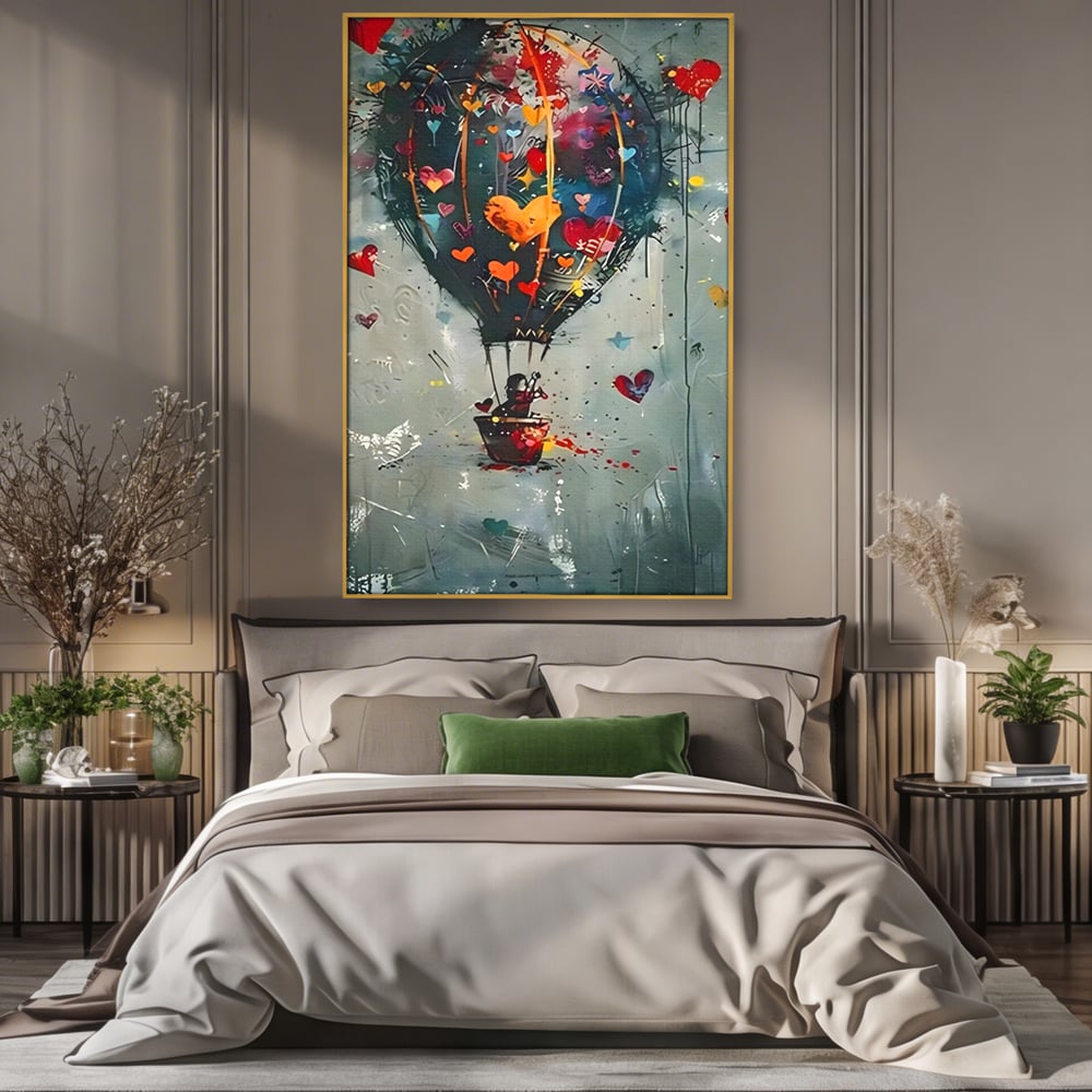 Tablou canvas cu tablou canvas cu balon cu aer cald si inimi, in rama de aluminiu auriu, pe perete intr-un dormitor