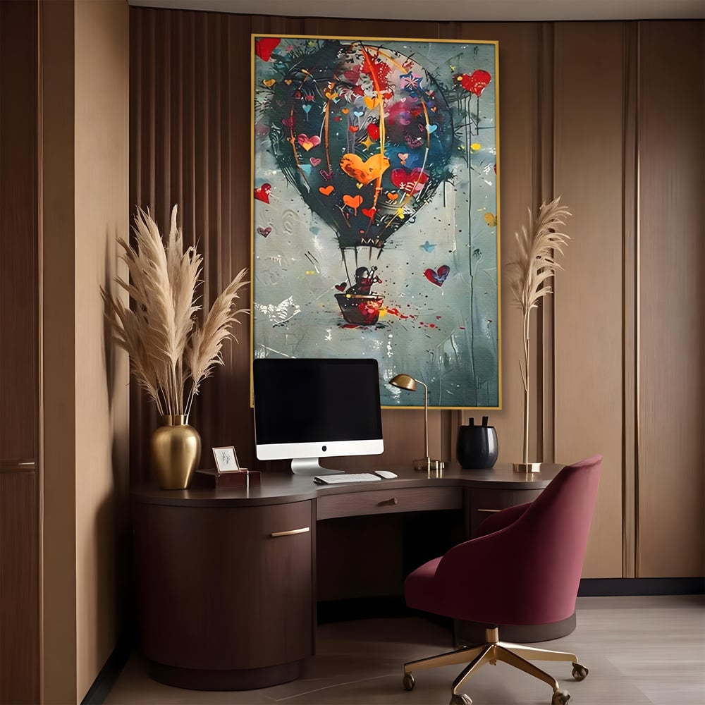 Tablou canvas cu tablou canvas cu balon cu aer cald si inimi, in rama de aluminiu auriu, pe perete intr-un birou