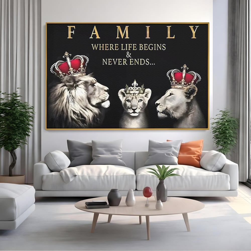 Tablou canvas cu tablou canvas cu lei rege, regina si pui, in rama de aluminiu auriu, pe perete intr-un living