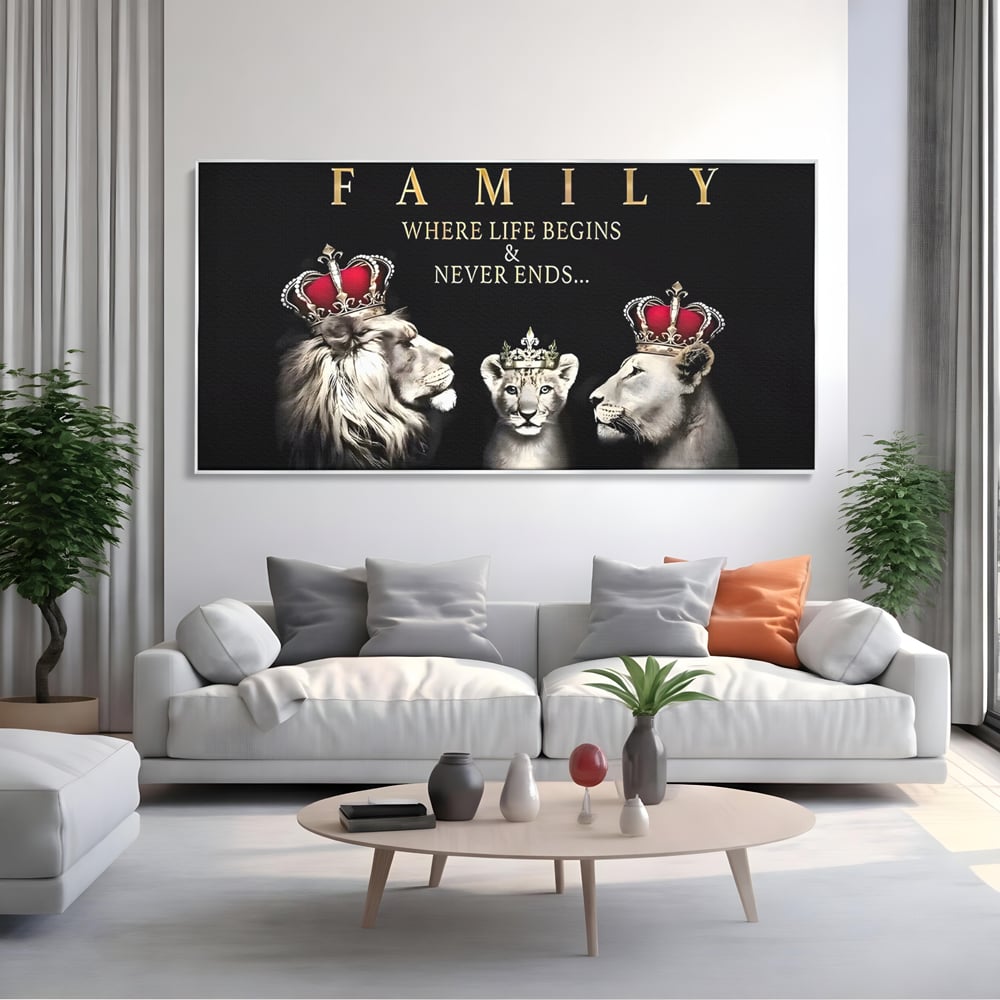 Tablou canvas cu tablou canvas cu lei rege, regina si pui, in rama de aluminiu argintiu, pe perete intr-un living