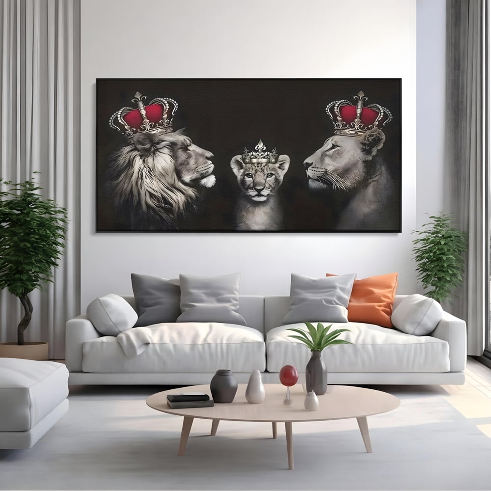 Tablou canvas cu tablou canvas cu familie de lei cu coroane, in rama de aluminiu negru, pe perete intr-un living