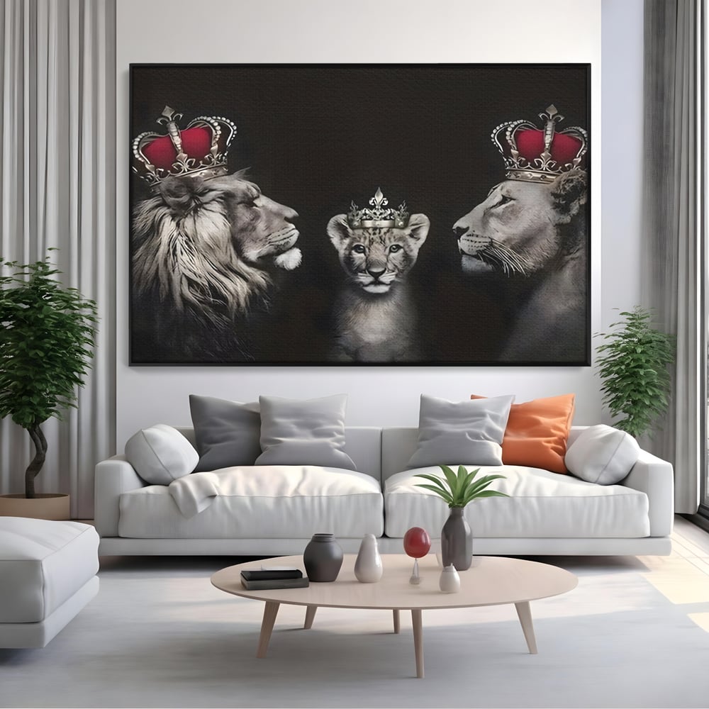 Tablou canvas cu tablou canvas cu familie de lei cu coroane, in rama de aluminiu negru, pe perete intr-un living
