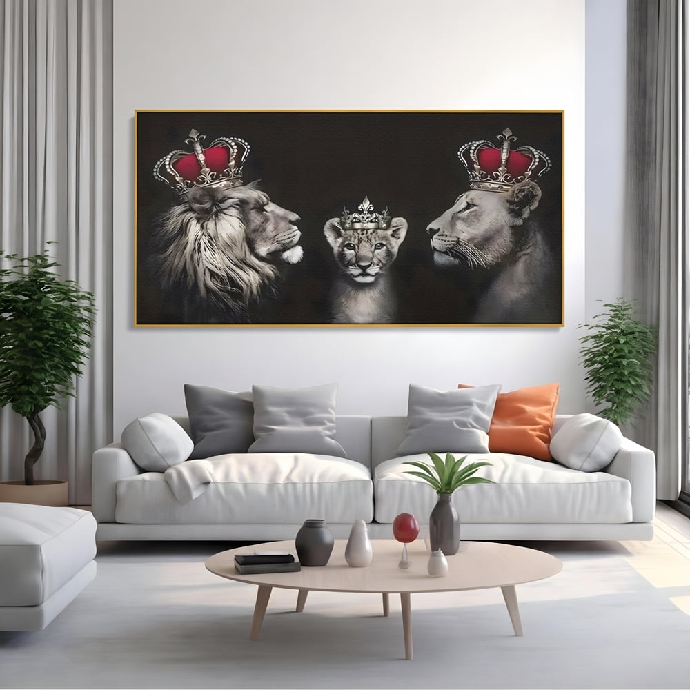 Tablou canvas cu tablou canvas cu familie de lei cu coroane, in rama de aluminiu auriu, pe perete intr-un living