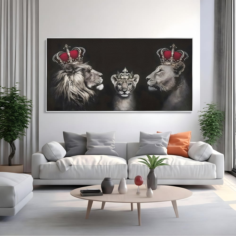 Tablou canvas cu tablou canvas cu familie de lei cu coroane, in rama de aluminiu argintiu, pe perete intr-un living