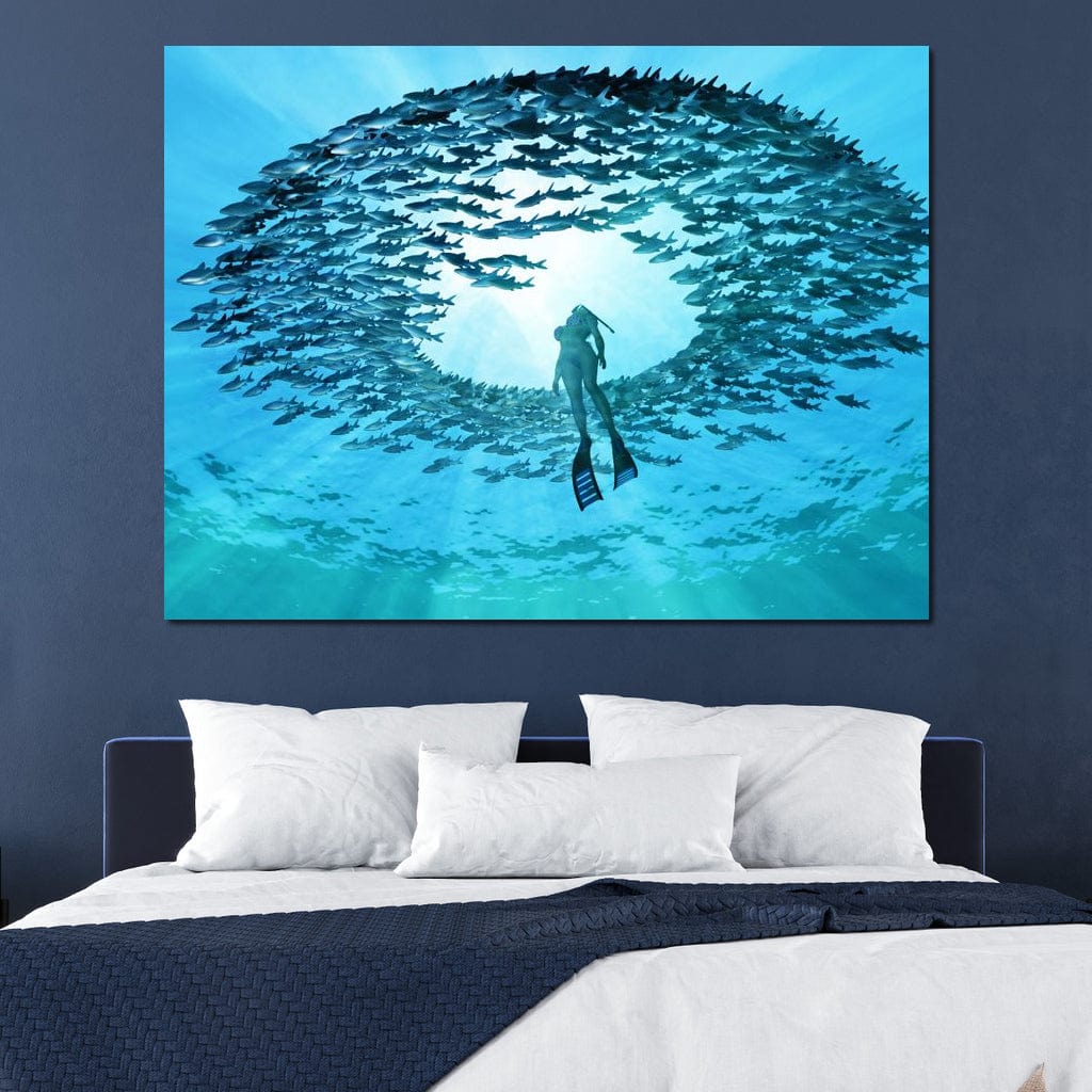 tablou canvas cu un scafandru inconjurat de multi pesti, in adancurile oceanului strapuns de raze de lumina